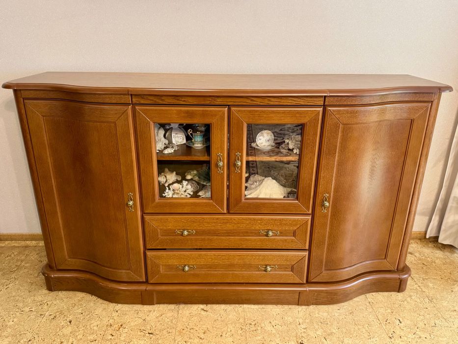 Stylowa komoda z przeszkleniem