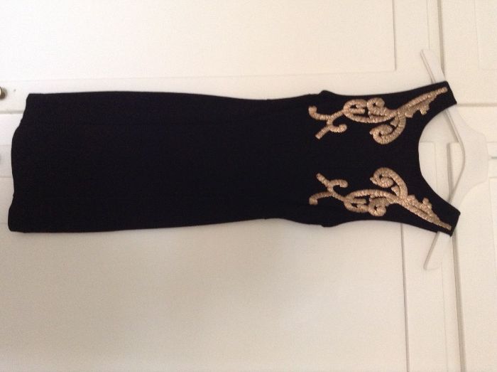 Vestido preto com pormenores dourados