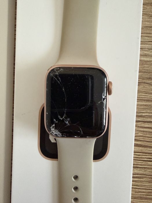 Smartwatch Apple Watch SE 40mm Gold Aluminium Starlight Sport Band GPS