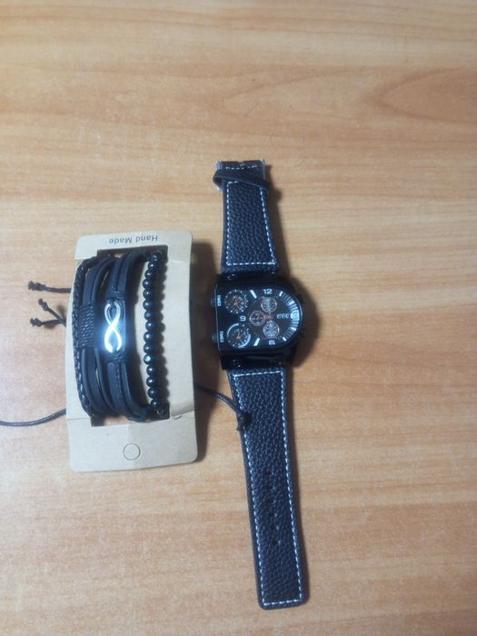 Чоловічий годинник.