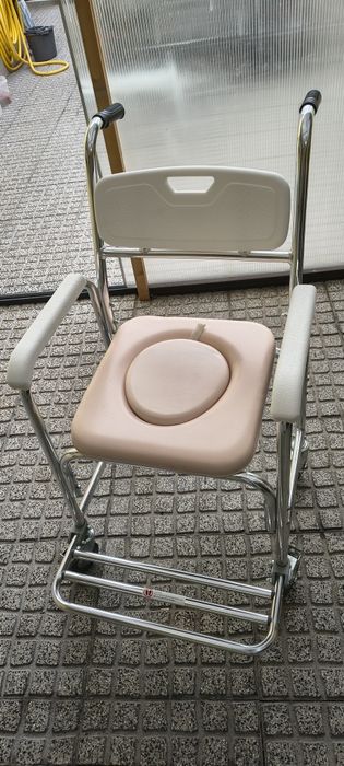 Cadeira de rodas para banho e sanitária