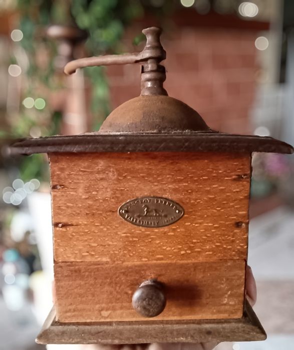 Moedor de café manual antigo da Peugeot Frères.Tudo a funcionar