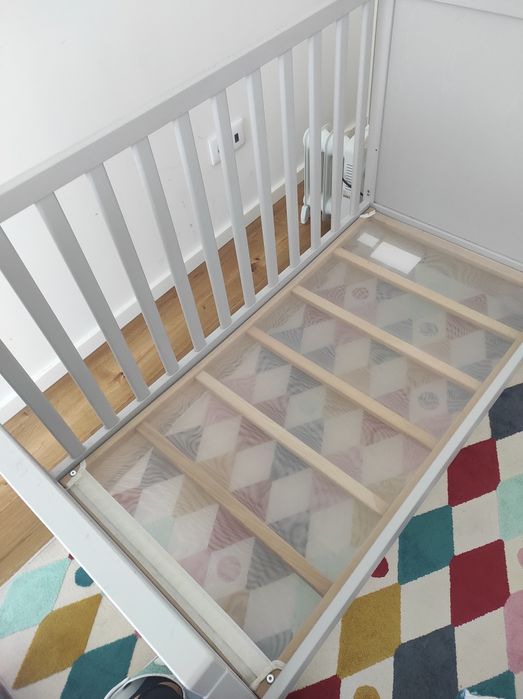 Berço IKEA + colchão + 2 lençóis ajustáveis