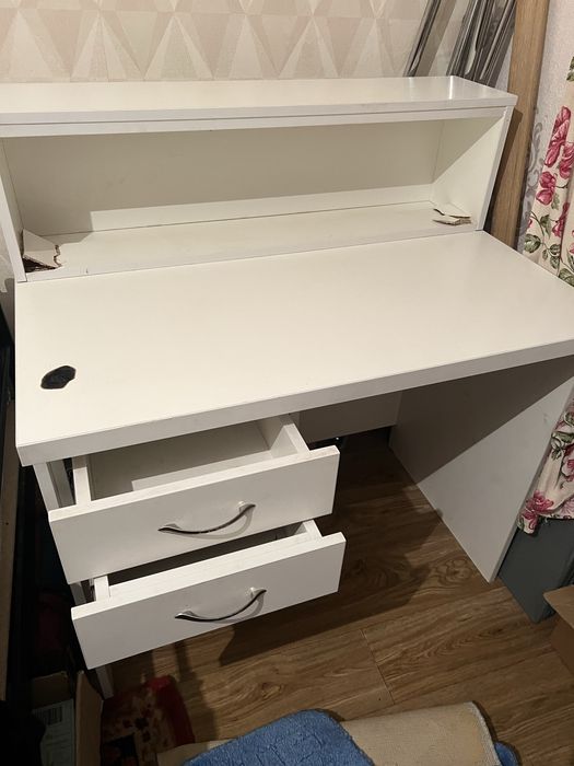 Білий стіл для письма, в офіс, на рецепшн