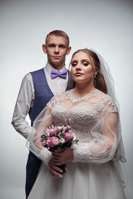Ніжна весільна сукня з рукавами