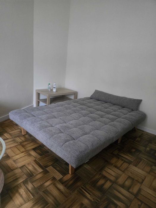 Sofá-Cama Moderno Cinzento com Pés em Madeira (Excelente Estado)