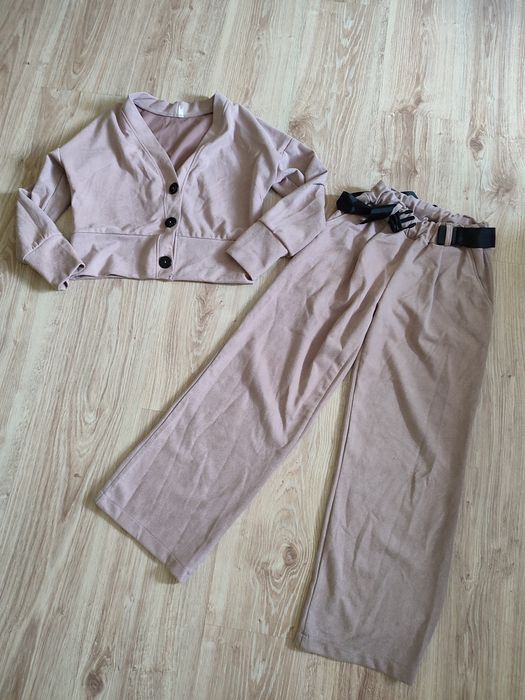 Кустюм  на дівчинку  ріст 146