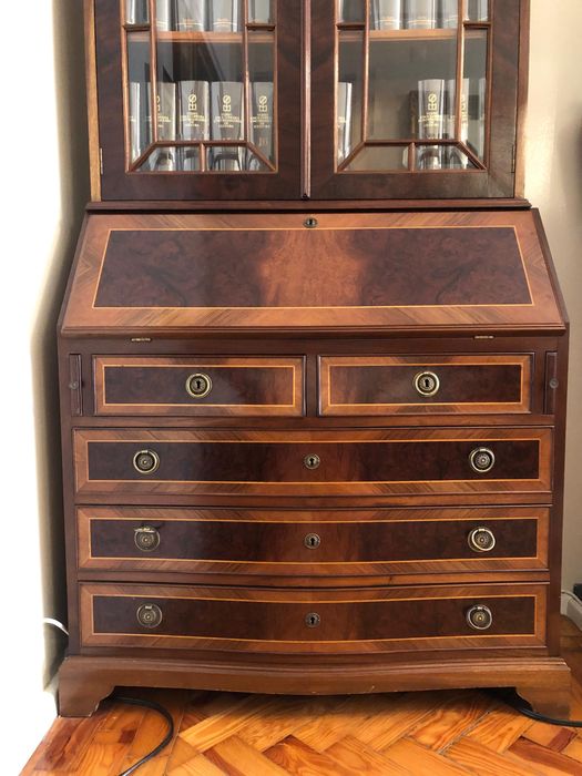 Estante antiga com escrivaninha em madeira e vidro