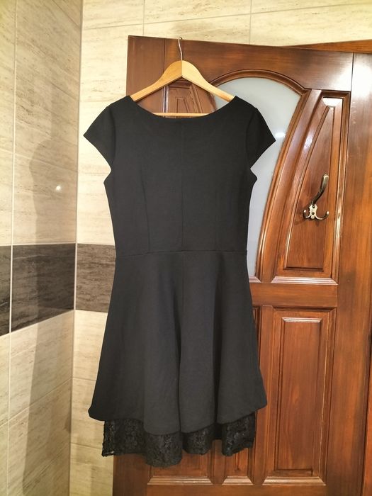 Czarna elegancka rozkloszowana sukienka z koronką