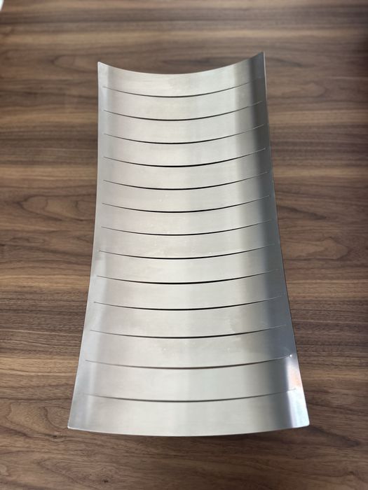 Peça de design em metal escovado | estilo contemporâneo