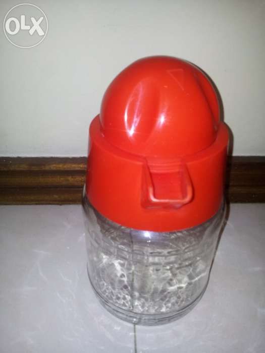 Jarro em vidro com tampa vermelha nunca utilizado