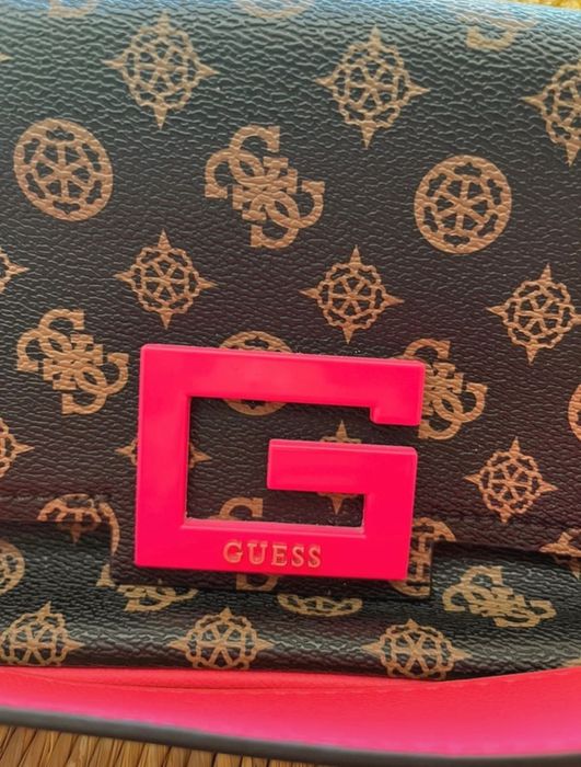 Mala Guess com logo e G e alça a rosa fúcsia