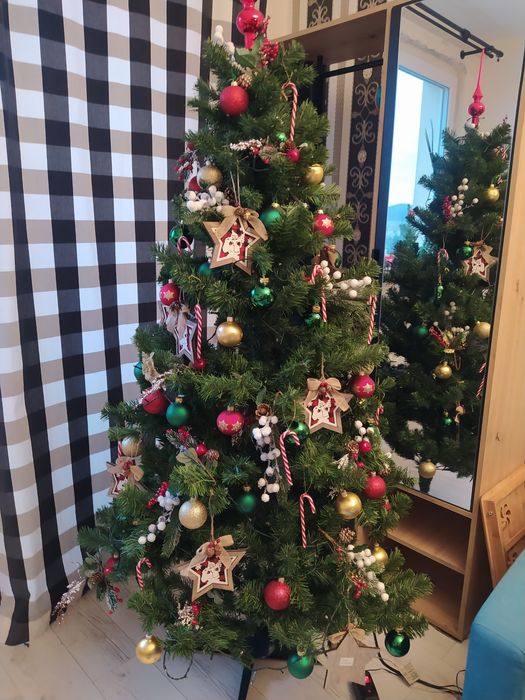 Choinka 180 cm z ozdobnymi i lampkami z Leroy Merlin