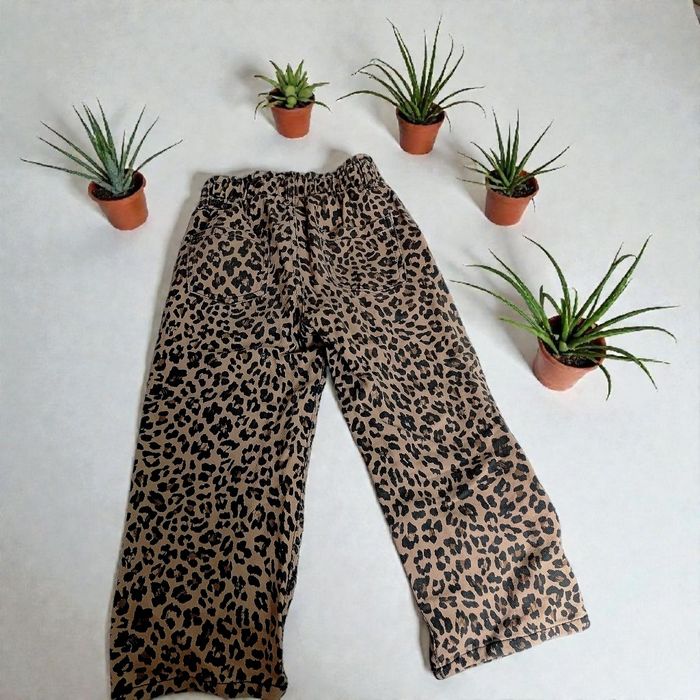 Zestaw szerokie spodnie w panterkę i bluzka rozm 116