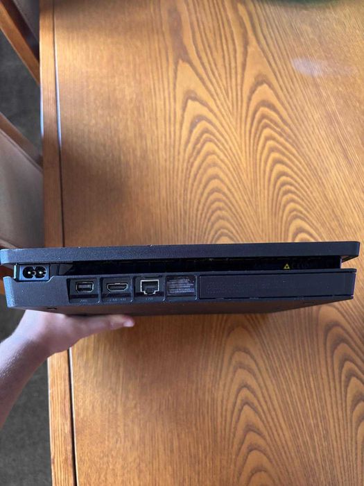 Vendo PS4 Slim de 1 TB + Comando original PS4 + Jogos