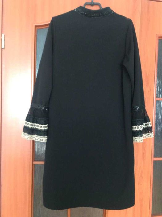 Сукня жіноча , чорного кольору ,оздоблена мереживом