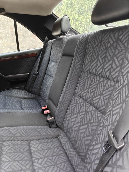 Mercedes C200 CDI, primeiro registo 1998, 350.000 kms, em bom estado geral, 2.000 euros