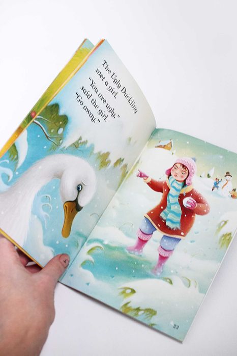 книга Гидке каченя з дуже гарними малюнками (англійською)