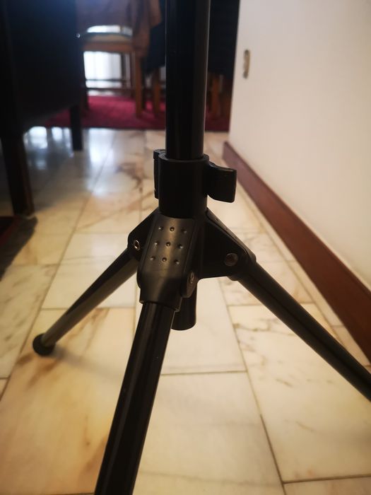 Tripé - Suporte para pautas em preto