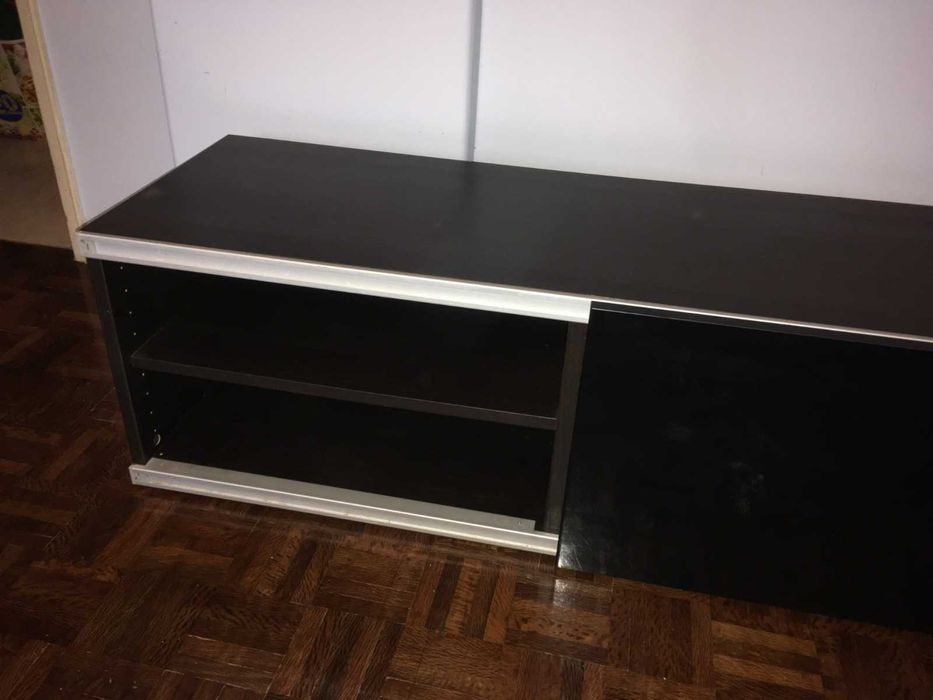 Dois móveis e uma mesa de vidro (IKEA)