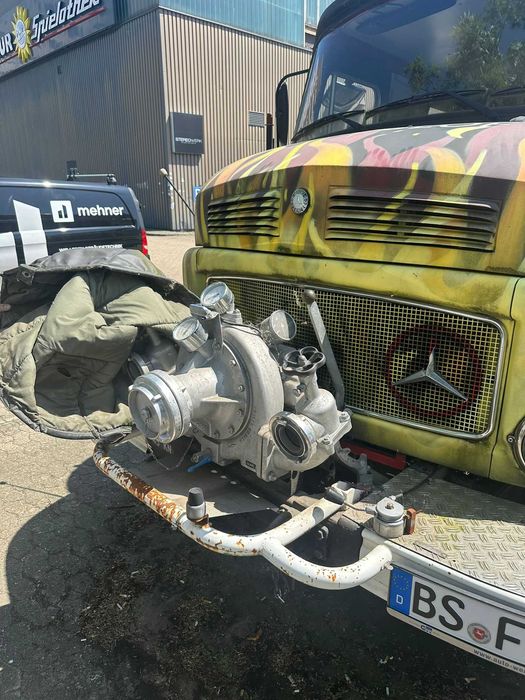 Wóz strażacki Mercedes jak nowy