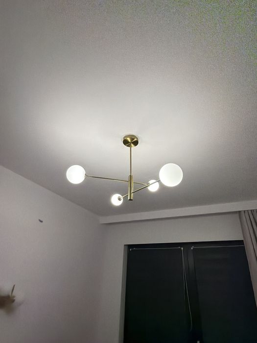 Dwie zlote minimalistyczne lampy