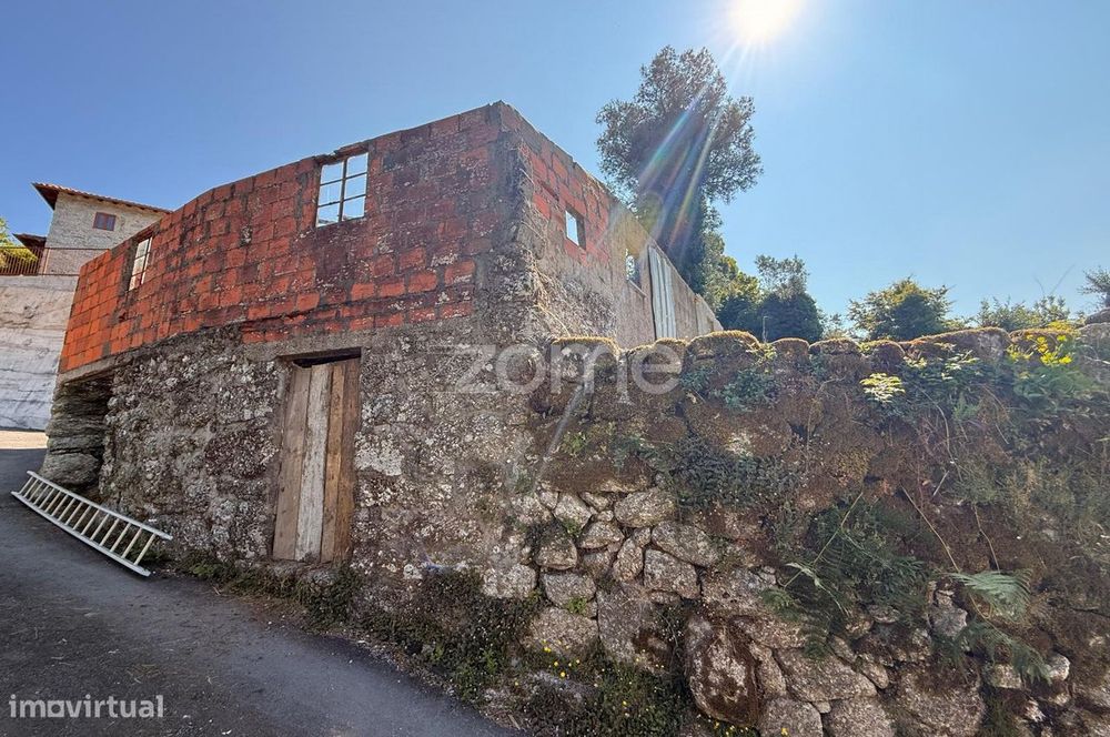 Moradia T2 para restauro localizada em Tabuaças, Vieira do Minho — Eira Vedra, Braga