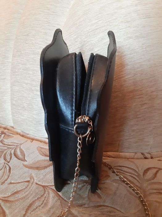 На подарунок- клатч, сумка нові