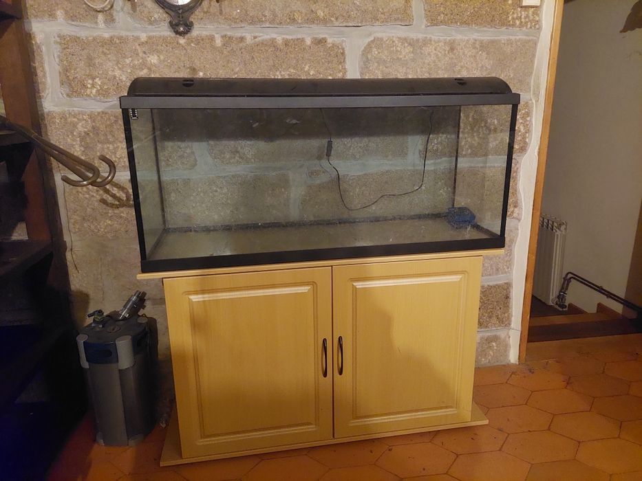Aquário grande com móvel de suporte