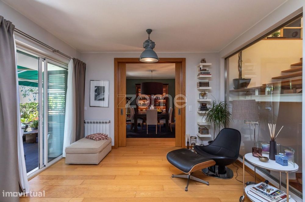 Moradia T5+2 com jardim, garagem e fabulosa vista de mar na Parede.