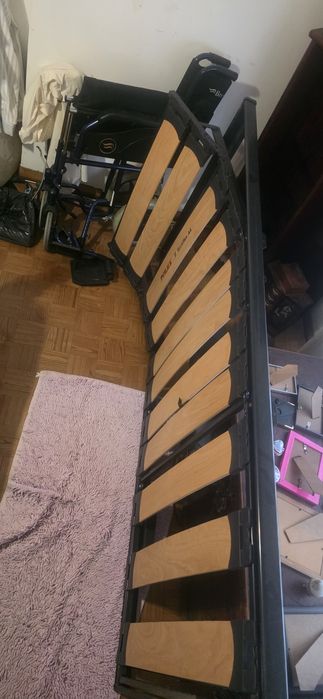 Cama articulada + colchão anti escaras + cadeira de rodas.