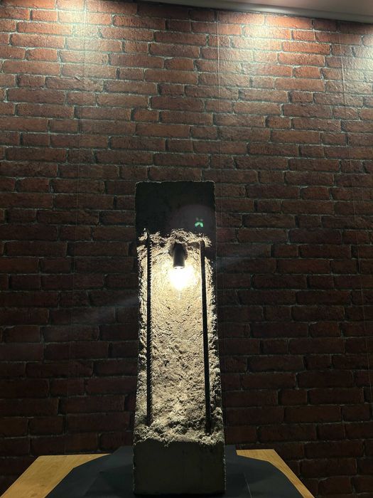 Lampa dekoracyjna z betonu – styl loftowy