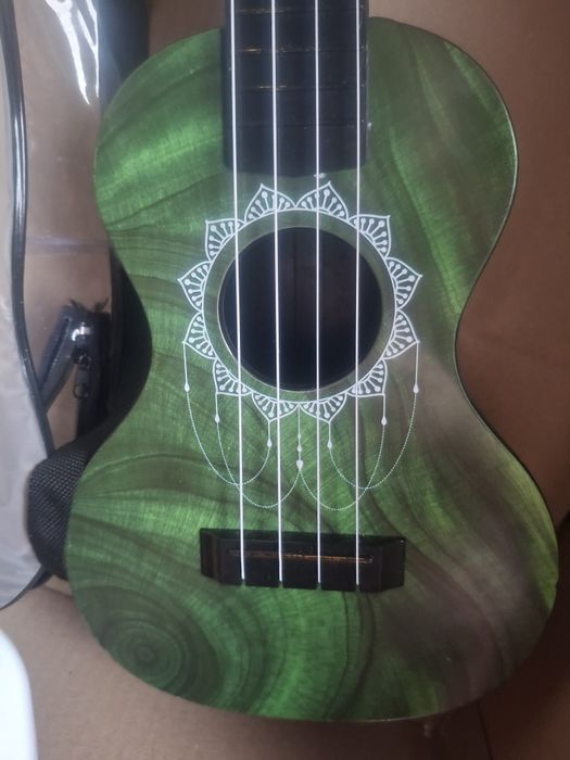 Акулеле JiRong в ідеальному стані