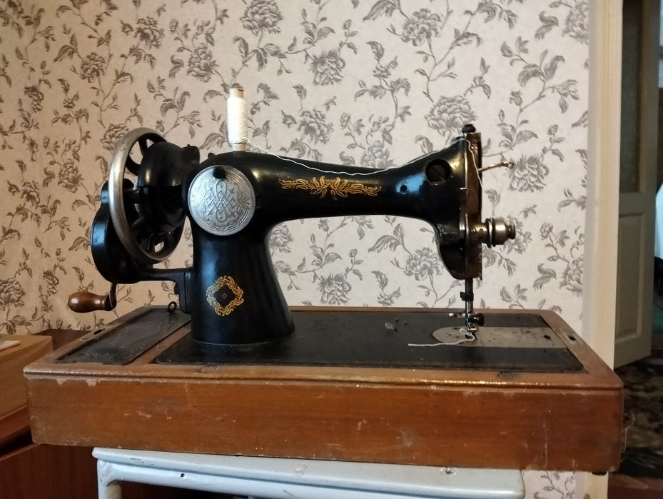 Швейна машинка стара
