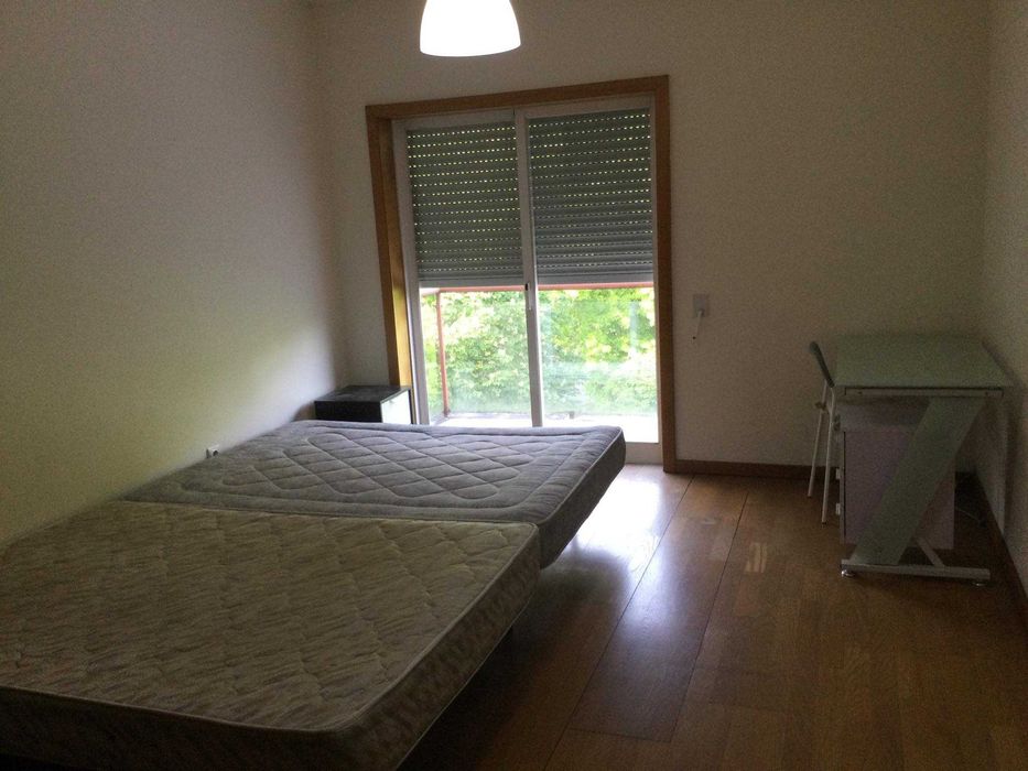 Arrenda-se apartamento T2 totalmente mobilado e equipado, localizado em frente à Universidade do Minho, na Alameda da Universidade.