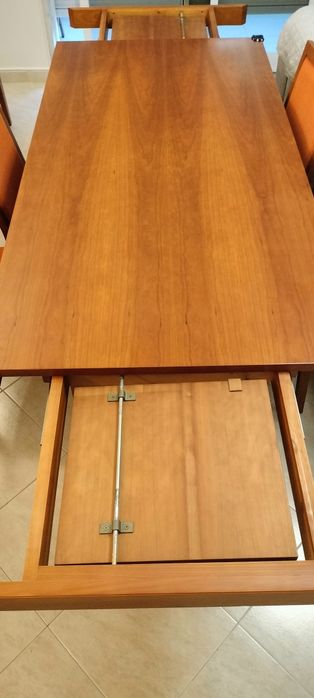 Mesa em Madeira.