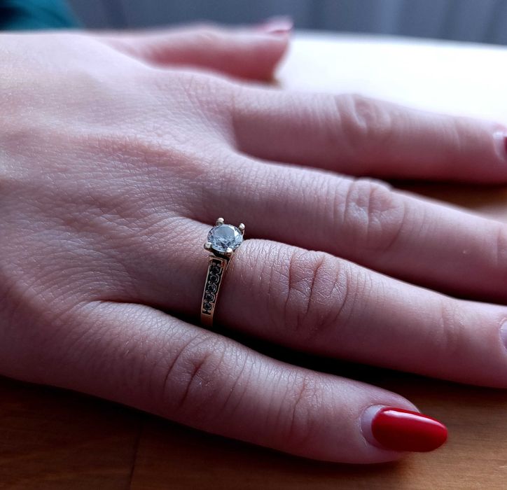 Złoty pierścionek z cyrkoniami, 14 ct, próba 585, rozmiar 13,