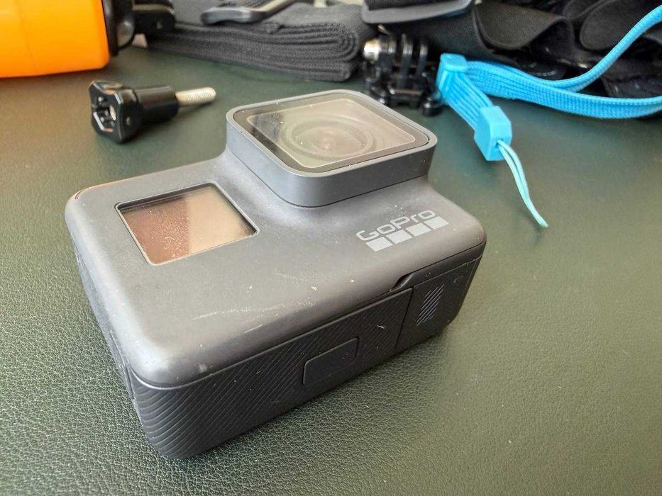 GoPro HERO5 Black + acessórios + 3 baterias + cartão 64GB
