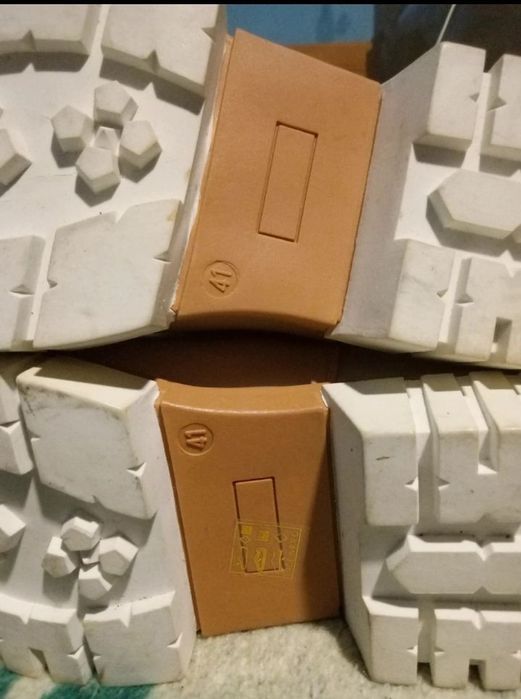 Botas novas nunca usadas tenho dois pares  n39 e número  40