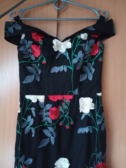 Suknia maxi czarna z haftem r.36"Chi Chi London"