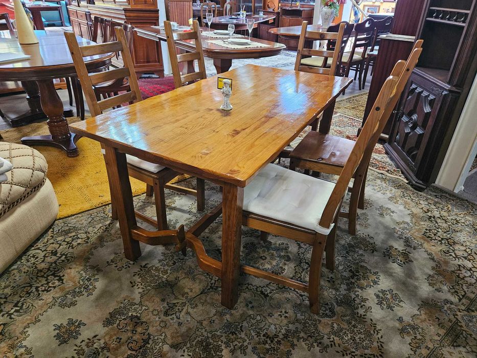 Mesa em madeira maciça - Só a mesa as cadeiras são à parte