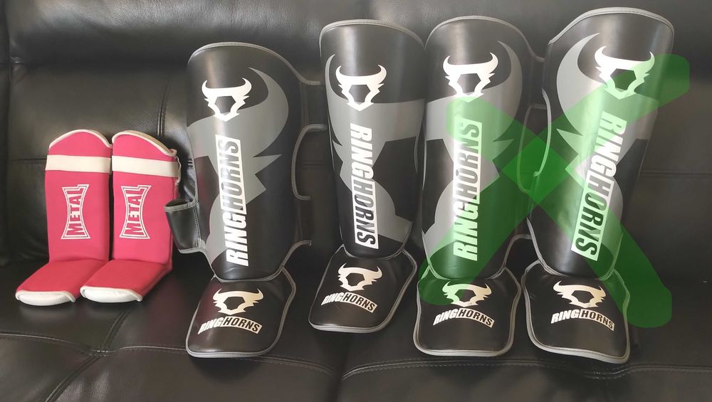 Caneleiras Kickboxing ou Muay Thay Ringhorns M e Metal Boxe XXS