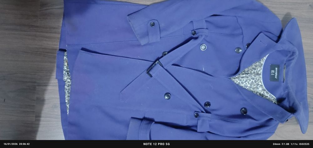 Sobretudo roxo bastante feminino