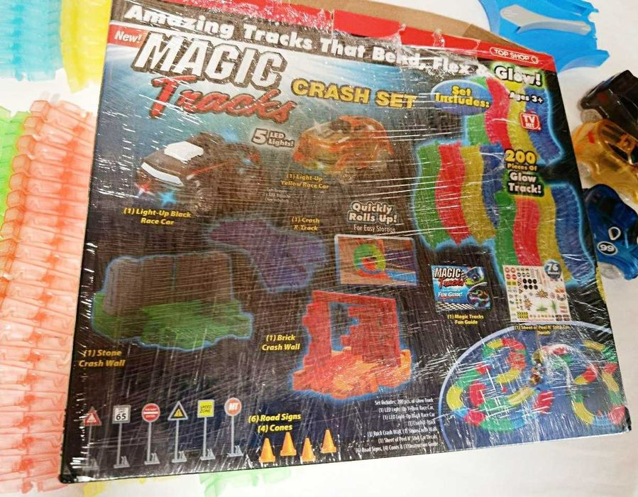Гнучкий трек Magic Tracks (200 деталей) + 3 машинки + поворотний механізм