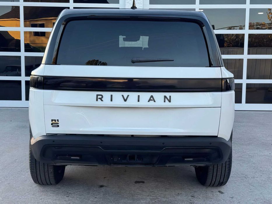 Rivian R1S      2022