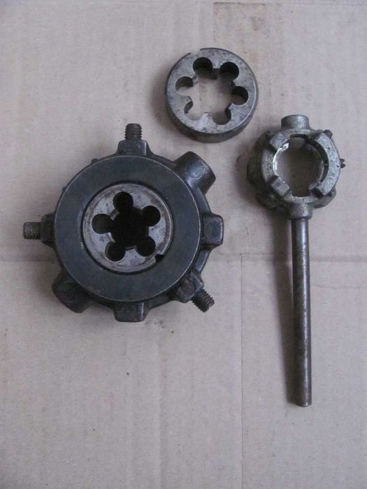 Плашкодержатели универсальные ,плашки СССР