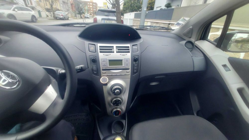 TOYOTA YARIS excelente estado