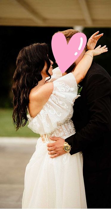 Przepiękna suknia ślubna z mieniącymi się drobinkami