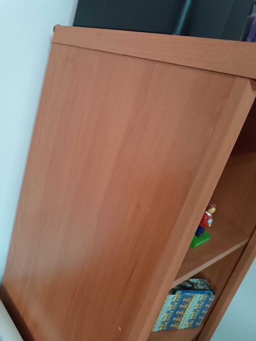 Cama de solteiro com estante