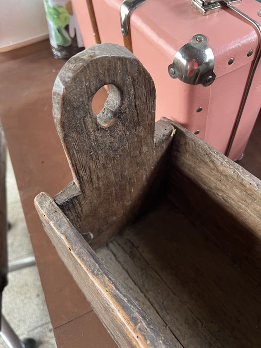 Stara skrzynia stolarska narzędziowa antyk z nosidłem drewnianym